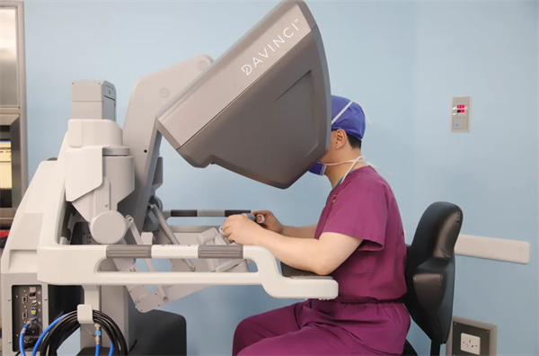 中山一院广西医院首台第四代达芬奇手术机器人完成“入职首秀”
