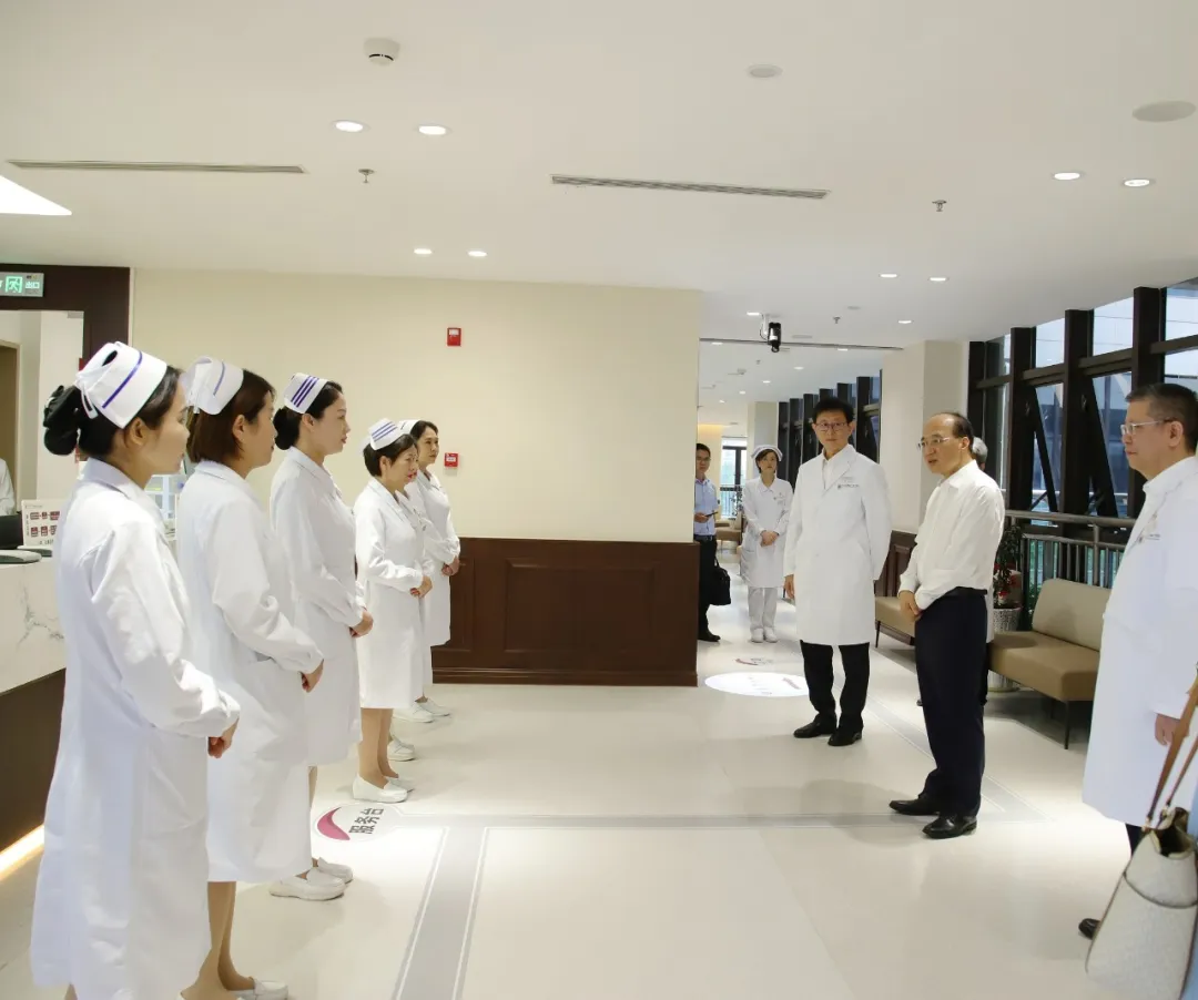 自治区副主席廖品琥到中山一院广西医院慰问优秀护士代表